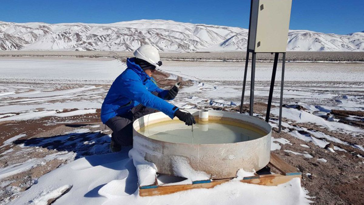 El litio se extrae a través de perforaciones profundas para sacar una especie de salmuera que se pone a decantar en grandes piletones.