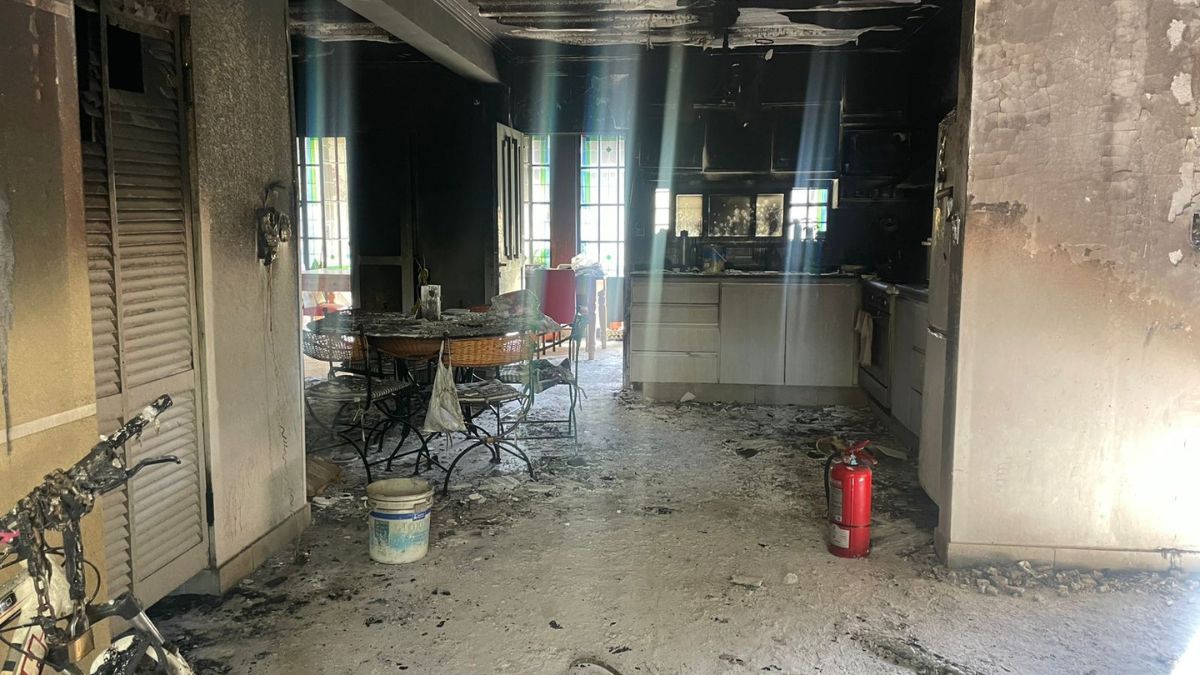 En cuestión de minutos el fuego consumió la planta baja de la vivienda. En cuestión de minutos el fuego consumió la planta baja de la vivienda.