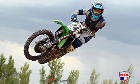 Alberto Wey Zapata tenía 23 años y tiempo atrás había perdido un brazo en un siniestro vial, pero eso no le impidió seguir corriendo en motocross, su pasión. Alberto Wey Zapata tenía 23 años y tiempo atrás había perdido un brazo en un siniestro vial, pero eso no le impidió seguir corriendo en motocross, su pasión.