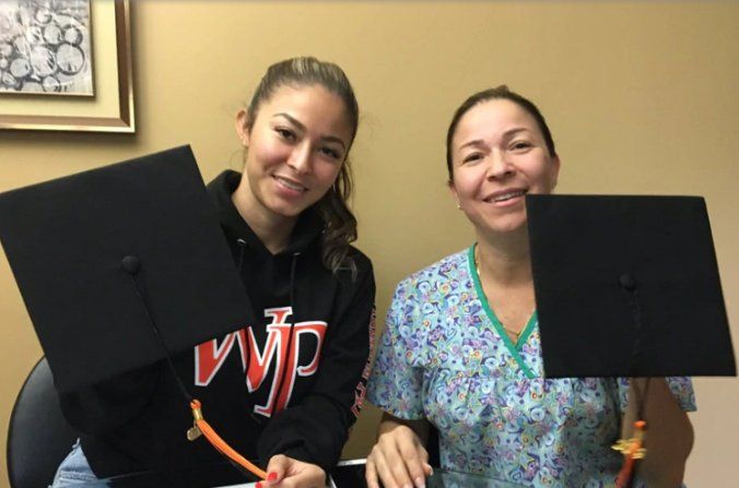 La inspiradora historia de la mujer inmigrante que se graduó de la universidad junto a su hija
