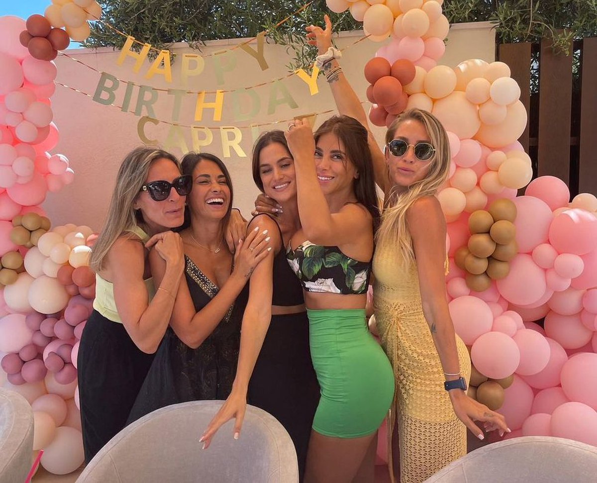 Antonela Roccuzzo junto a sus amigas.