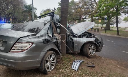 El auto Mercedes Benz quedó destrozado. El auto Mercedes Benz quedó destrozado.