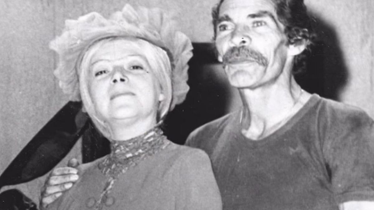 La Bruja con su Monchito.