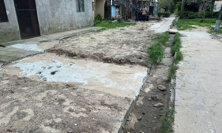 Vecinos de la manzana 3 y 4 de barrio El Pozo realizaron su tercer reclamo en el último mes, por obras inconclusas en sus veredas. Vecinos de la manzana 3 y 4 de barrio El Pozo realizaron su tercer reclamo en el último mes, por obras inconclusas en sus veredas.