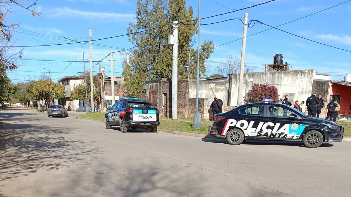 Personal policial fuera del domicilio de la mujer fallecida. 