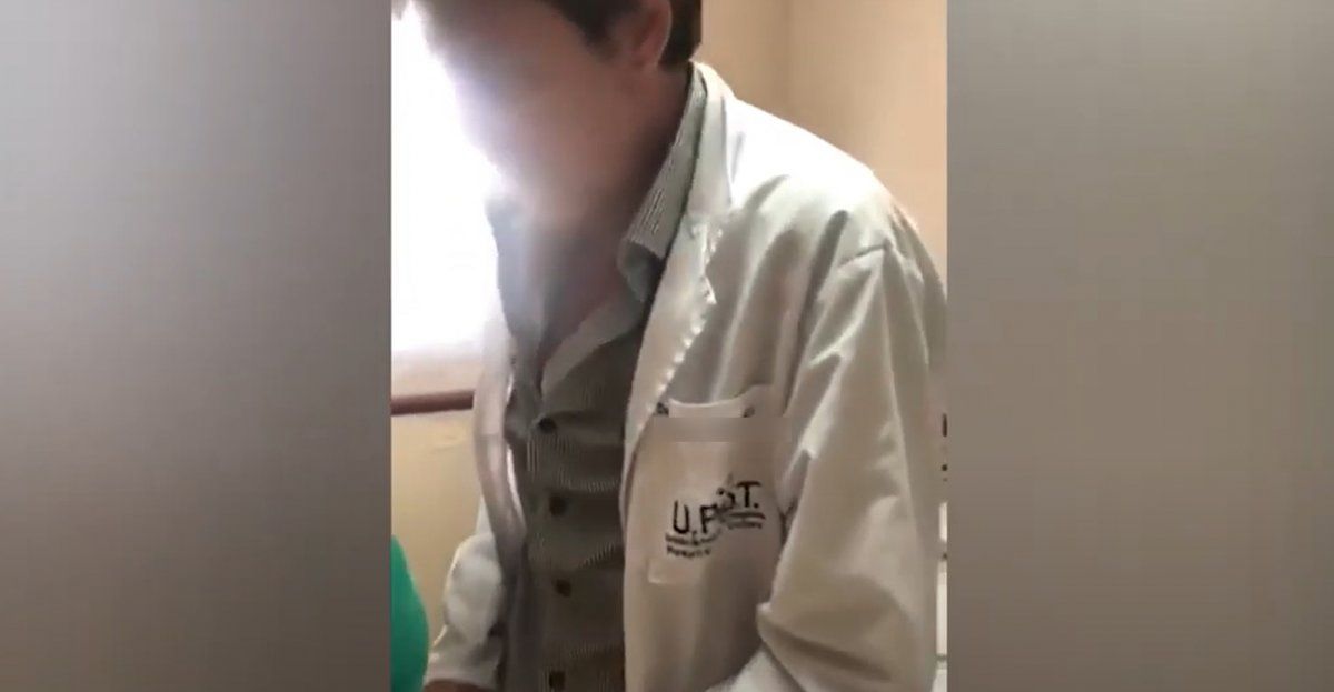 El médico fue grabado por un familiar de la mujer fallecida y el video rápidamente se viralizó. 