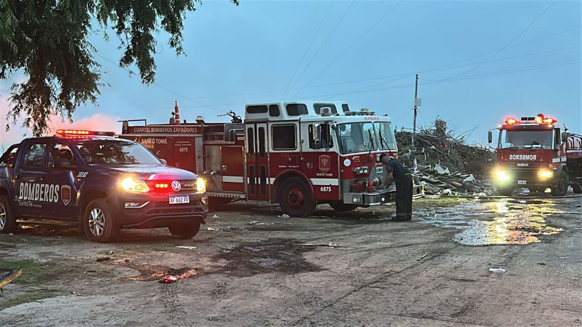 Un incendio de un basural en la zona del cementerio de Sauce Viejo llamó a la acción de seis dotaciones de bomberos.
