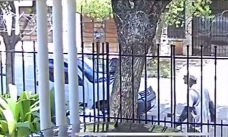 Robo en barrio Sargento Cabral. Al menos un delincuente quedó registrado en las cámaras de seguridad. Robo en barrio Sargento Cabral. Al menos un delincuente quedó registrado en las cámaras de seguridad.