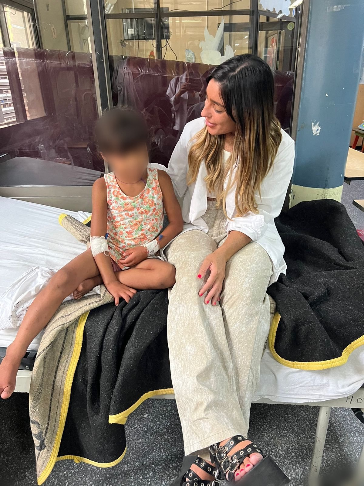 Catalina Gorostidi con sus pacientes en el hospital. Catalina Gorostidi con sus pacientes en el hospital.