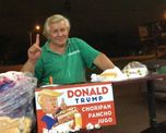 furor por el donald trump que vende choripanes