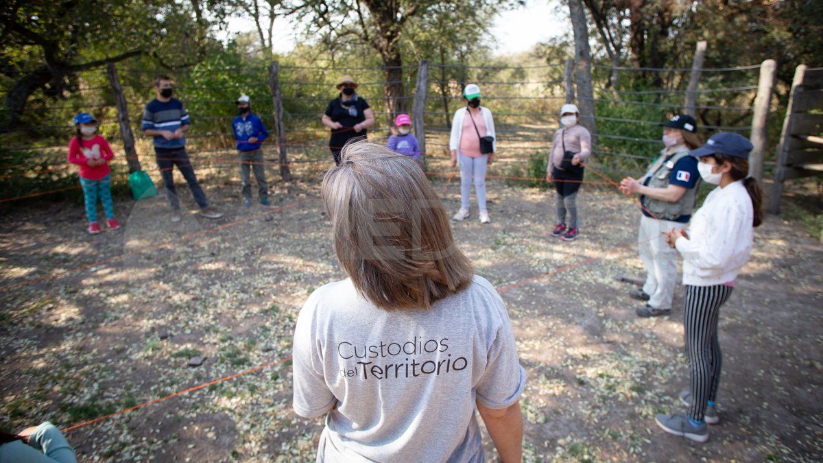 Con un hilo rojo, Lupe Valenti y otros custodios del territorio les explican a los chicos que un ecosistema funciona en red y es un delicado conjunto de interacciones.