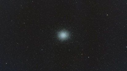 A simple vista parece una estrella más, pero en realidad son miles de soles apretujados
