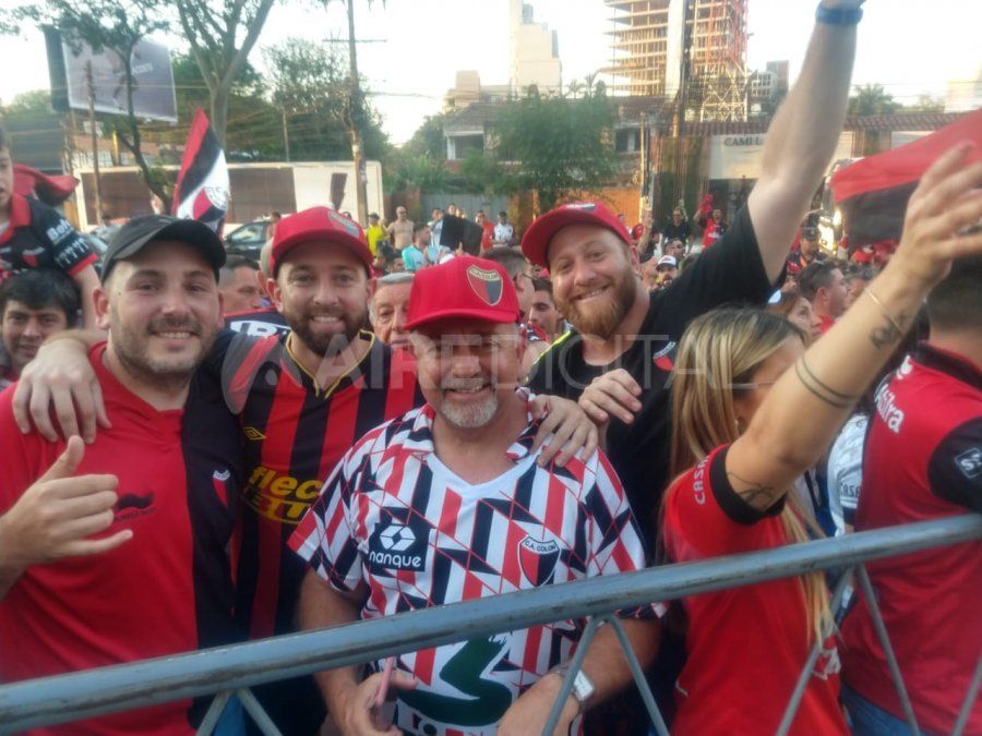 Hinchas de Col&oacute;n en Asunci&oacute;n