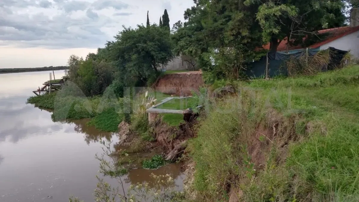 La pileta fue llenada de tierra para reforzar el terreno de Alejandro Fantino, pero igual se derrumbó.