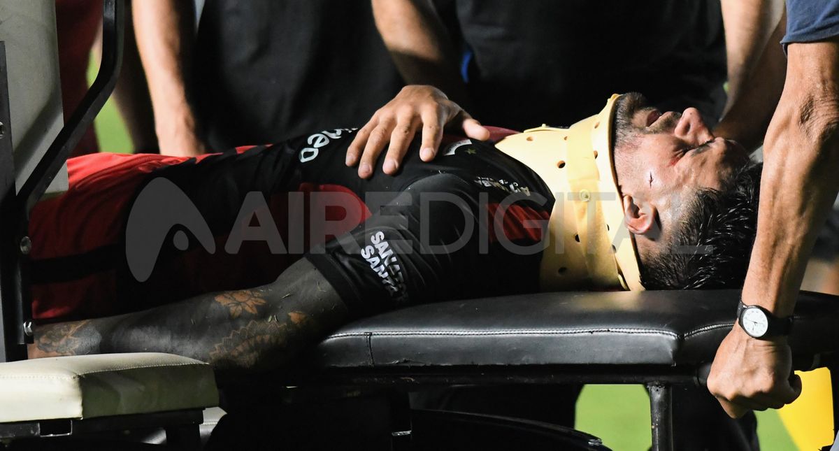 Así se retiraba del campo de juego Javier Toledo tras el codazo que recibió ante Gimnasia y Tiro.