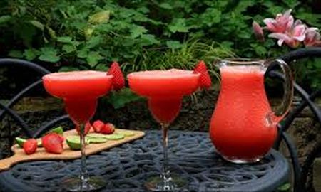 Prepára un daikiri de frutilla refrescante en solo unos minutos Prepára un daikiri de frutilla refrescante en solo unos minutos