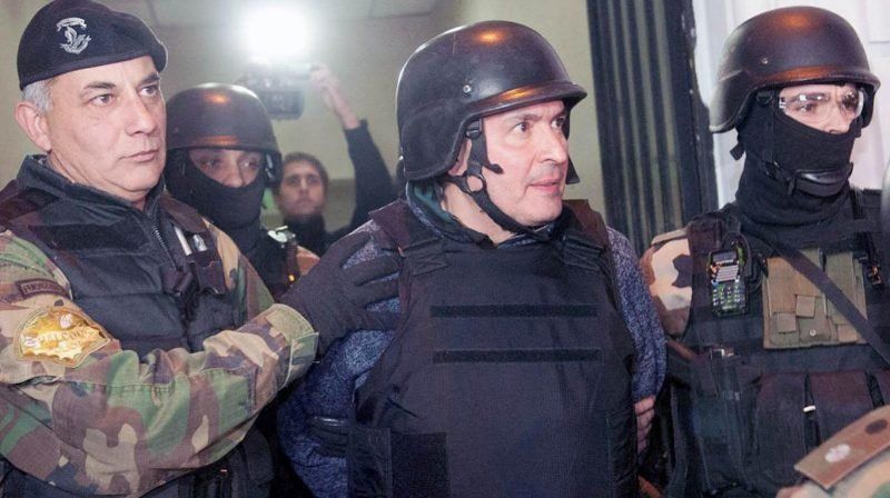José López, símbolo de la corrupción, escoltado por la policía bajo fuertes medidas de seguridad.