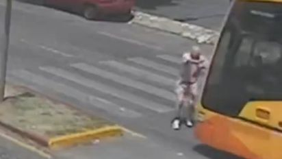 Un colectivo embistió a un peatón de 84 años en Córdoba
