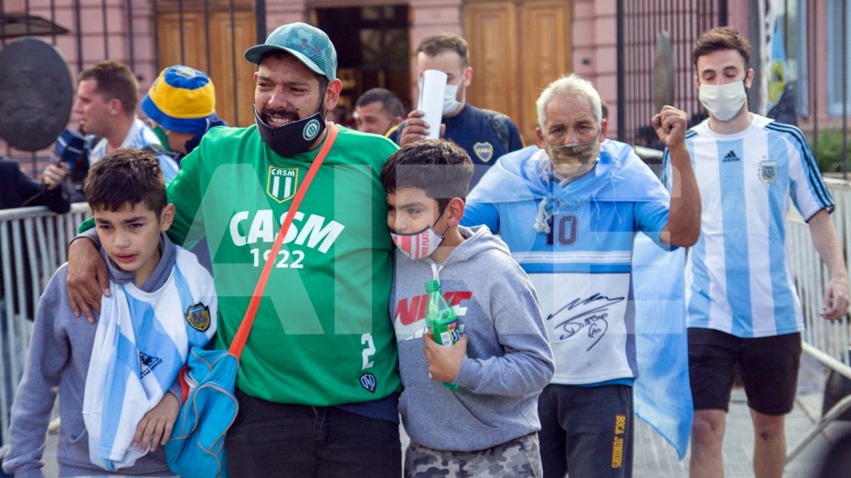 La muerte de Maradona: 24 horas sin El Diego, un peregrinar entre el dolor y la alegría de tenerlo como ídolo