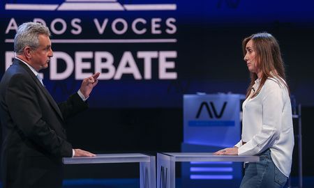 La candidata de La Libertad Avanza, Victoria Villarruel, y el candidato a vicepresidente de Unión por la Patria, Agustín Rossi durante el debate. Foto NA: MARIANO SANCHEZ La candidata de La Libertad Avanza, Victoria Villarruel, y el candidato a vicepresidente de Unión por la Patria, Agustín Rossi durante el debate. Foto NA: MARIANO SANCHEZ