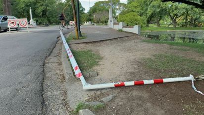 Parque Garay: por tercera vez en dos meses, tumbaron el arco delimitador de altura del puente