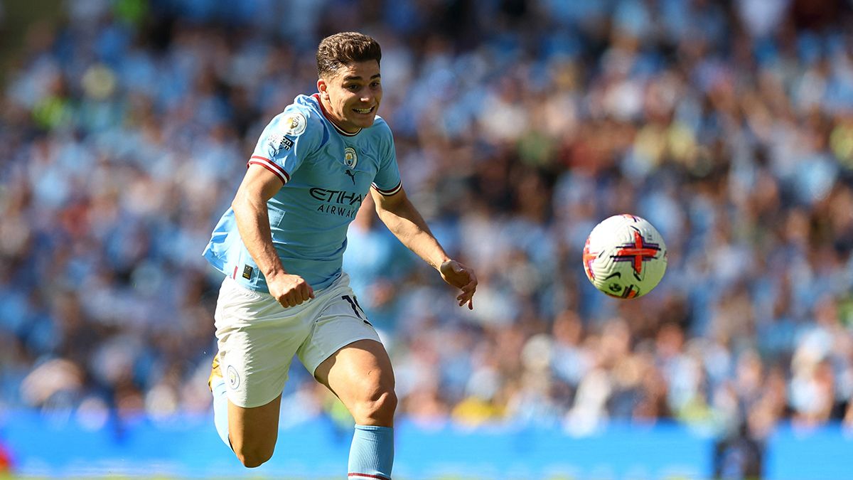 Julián Álvarez, del Manchester City, en acción. Julián Álvarez, del Manchester City, buscará su chance de gol en la final.