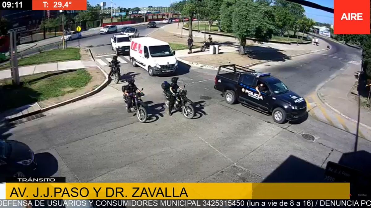 A las 9.11 de la mañana de este lunes los vehículos de Andreani trasladaban por Avenida Juan José Paso y Doctor Zavalla las vacunas hacia el Cullen.