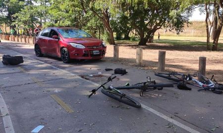 Una de las cinco personas que circulaban en bicileta murió como consecuencia de las graves lesiones.&nbsp;