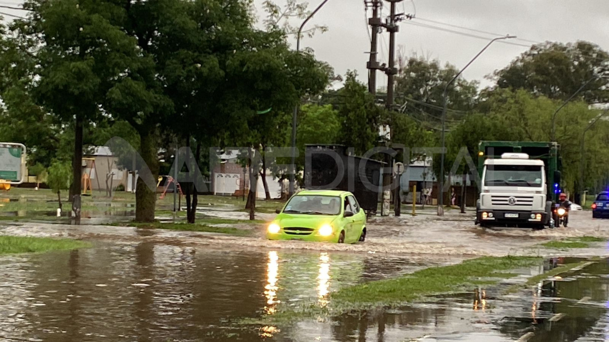 Las lluvias registradas en los últimos días produjeron el anegamiento de calles y problemáticas en los vecinos de Santa Fe.