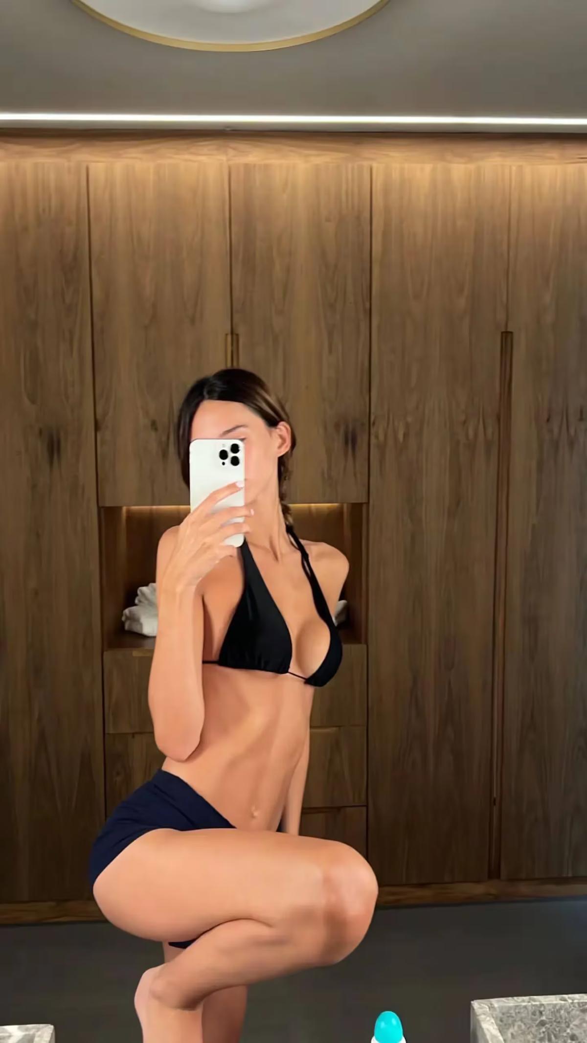 Juanita Tinelli con un bóxer. Juanita Tinelli con un bóxer.