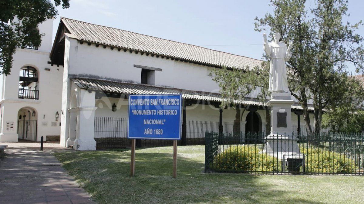 Un sacerdote del convento de San Francisco está aislado por un probable caso de dengue