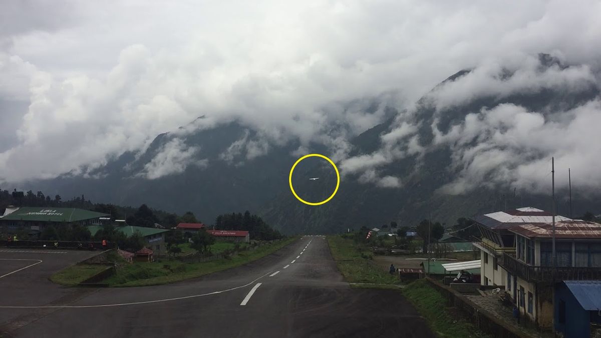 La meteorología en Lukla es extremadamente cambiante. Durante la temporada de monzones en Nepal, que va de junio a agosto, alrededor del 50 % de los vuelos se cancelan debido a la baja visibilidad, ya que la presencia de nubes (hacia donde asciende el avión de la foto) y en muchos casos de neblina) dificulta las operaciones. La meteorología en Lukla es extremadamente cambiante. Durante la temporada de monzones en Nepal, que va de junio a agosto, alrededor del 50 % de los vuelos se cancelan debido a la baja visibilidad, ya que la presencia de nubes (hacia donde asciende el avión de la foto) y en muchos casos de neblina) dificulta las operaciones.