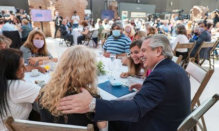 El presidente Fernández afirmó que el pago del bono “es solo lo que les corresponde y es lo que podemos hacer después de dos años muy difíciles”. El presidente Fernández afirmó que el pago del bono “es solo lo que les corresponde y es lo que podemos hacer después de dos años muy difíciles”.