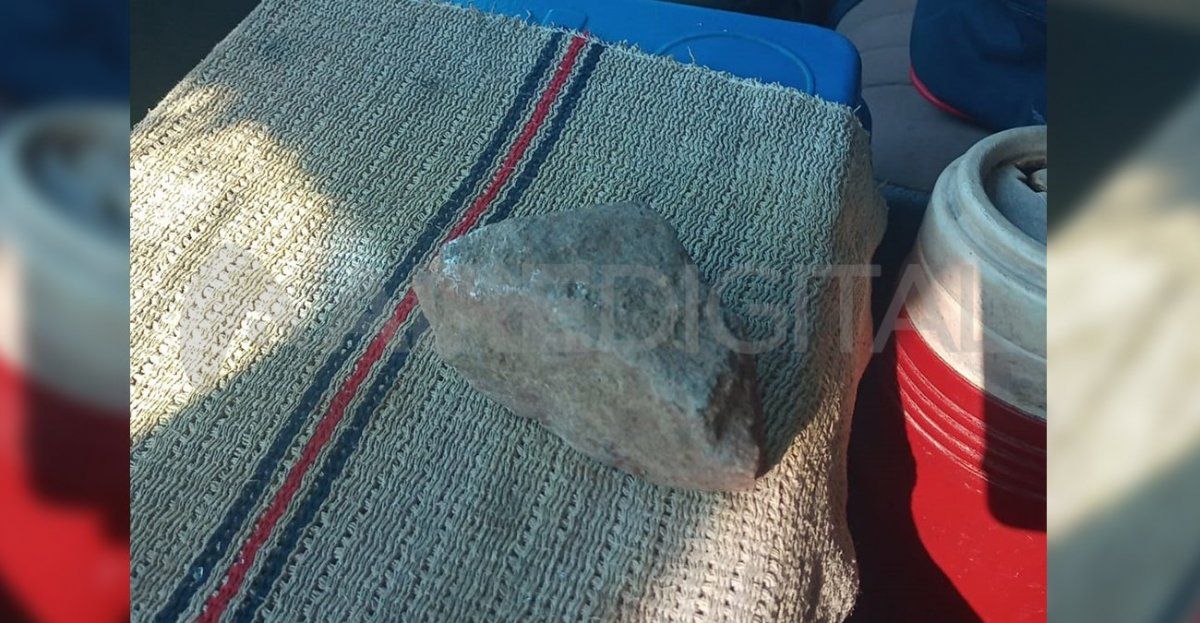 El medio ladrillo que impactó contra el conductor del vehículo.