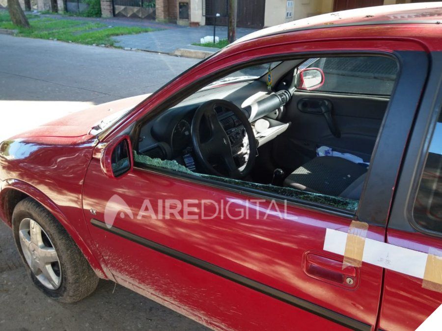 El auto en el que supuestamente se desplazaban las víctimas al momento del ataque a balazos.