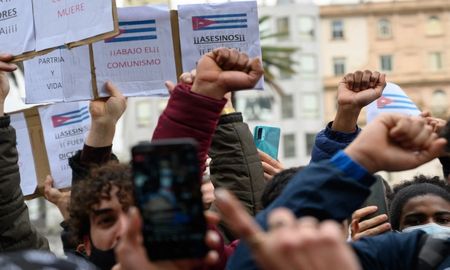Cuba vive una feroz crisis sanitaria y económica. La gente salió a las calles pese a la represión. Cuba vive una feroz crisis sanitaria y económica. La gente salió a las calles pese a la represión.