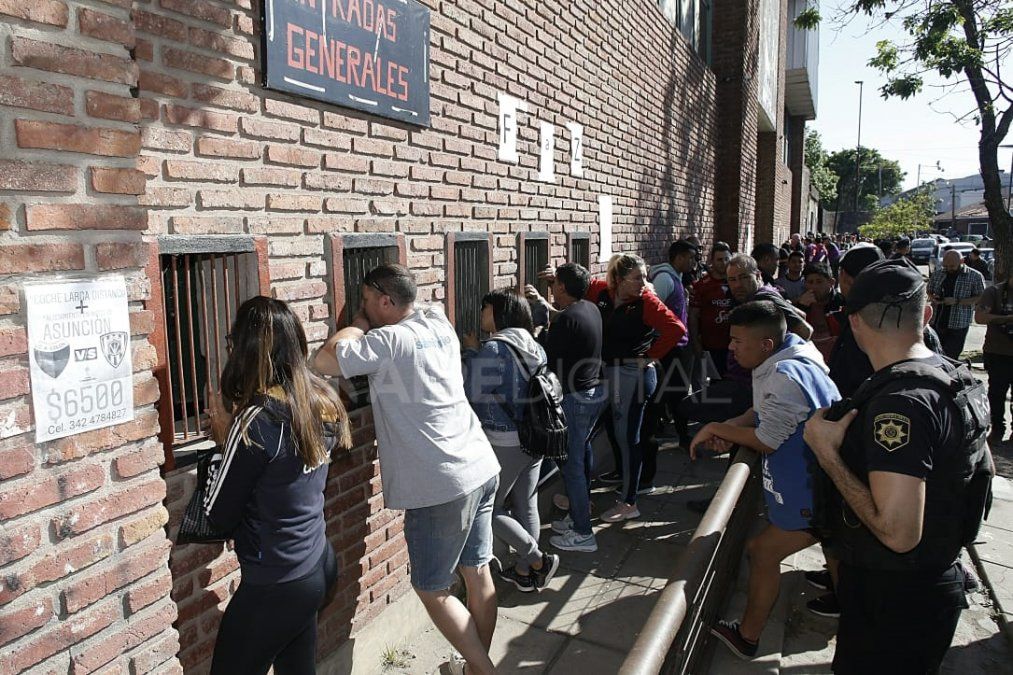 Final Sudamericana: comenzó en el Brigadier López el canje de entradas para los hinchas de Colón