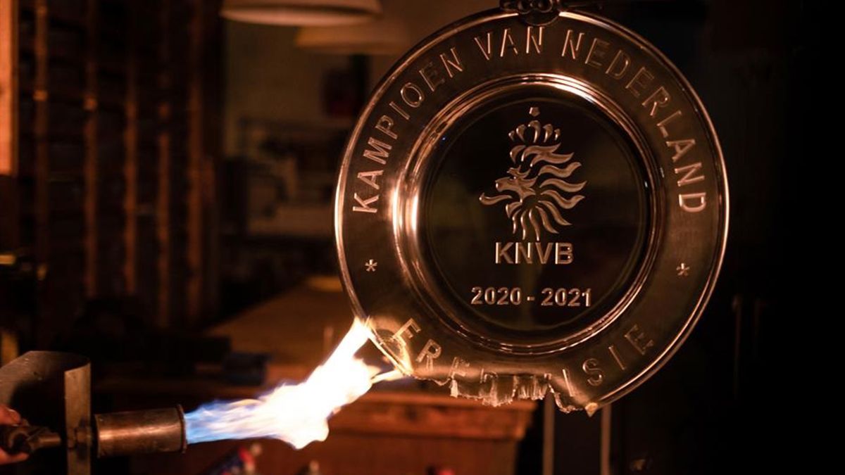 El Ajax De Países Bajos Fundió Su Trofeo De La Eredivise Para Hacer Estrellas Para Regalar 