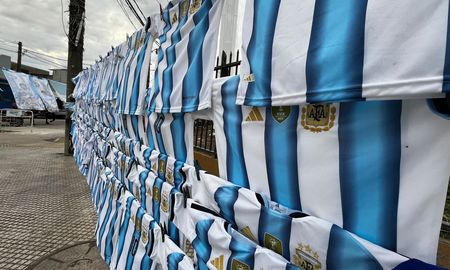La demanda de camisetas, banderas y otros artículos de la Selección Argentina crece en los puestos callejeros de Santa Fe a horas de un nuevo partido.