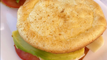 Pan de huevo: la receta viral proteica y sin harina que se prepara en solo 15 minutos