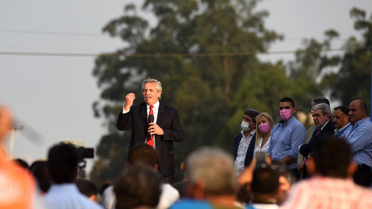 El Presidente hizo también un reconocimiento a Manzur y a su sucesor al frente de la gobernación de Tucumán, Osvaldo Jaldo, por haber sellado la unidad dentro del FdT luego de haberse enfrentado en las PASO de septiembre.