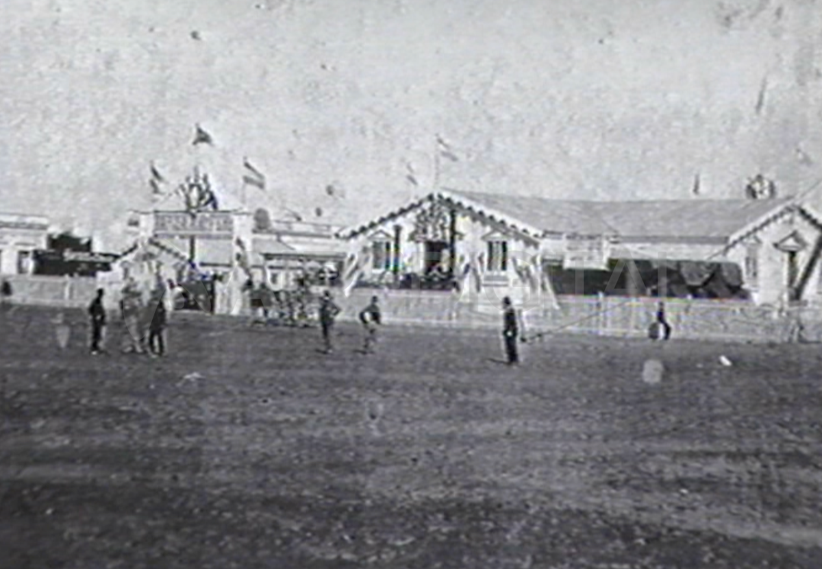 En 1887 se realizó la primera exposición industrial de Santa Fe en lo que ahora es la Plaza España. En 1887 se realizó la primera exposición industrial de Santa Fe en lo que ahora es la Plaza España.