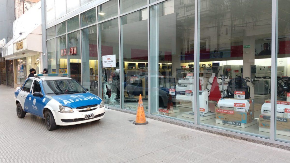 La policía de la provincia custodia en frente del negocio desde temprano