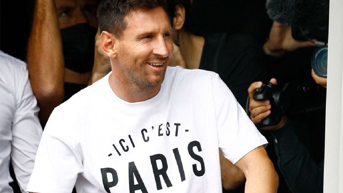 Con una remera que dice