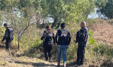 Peritos y policías en el lugar donde se dio el hallazgo. Peritos y policías en el lugar donde se dio el hallazgo.