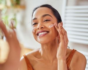 El secreto de Charlotte Tilbury para preparar la piel y lograr que el maquillaje dure todo el día. El secreto de Charlotte Tilbury para preparar la piel y lograr que el maquillaje dure todo el día.