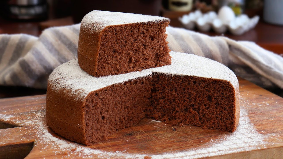 El bizcochuelo de chocolate es perfecto para hacer y disfrutar en familia en la merienda. El bizcochuelo de chocolate es perfecto para hacer y disfrutar en familia en la merienda. 