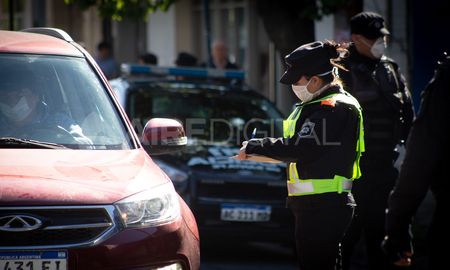 Controles policiales en Santa Fe.