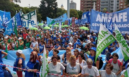 Tanto privados como estatales, los gremios docentes analizan a través de reuniones, plenarios y asambleas, la propuesta salarial ofrecida por el Gobierno provincial. Tanto privados como estatales, los gremios docentes analizan a través de reuniones, plenarios y asambleas, la propuesta salarial ofrecida por el Gobierno provincial.