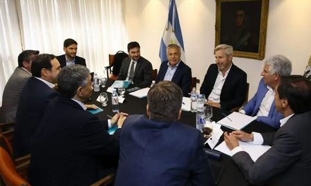 Los gobernadores en ejercicio y los electos de Juntos por el Cambio se reúnen este miércoles analizar la escena política e intentar tener una estrategia común luego de que asuma el presidente electo, Javier Milei. Los gobernadores en ejercicio y los electos de Juntos por el Cambio se reúnen este miércoles analizar la escena política e intentar tener una estrategia común luego de que asuma el presidente electo, Javier Milei.